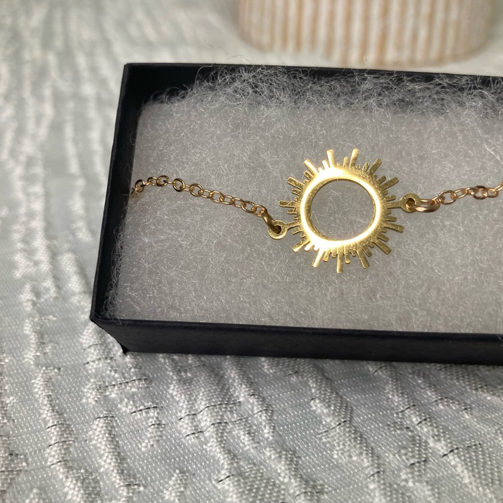 Antian Accessories™ Gold Sun Bracelet Minimalist Stainless Steel - Picture 2 of 5
